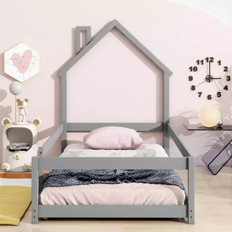 Lit de sol en forme de maison avec tête de lit pour jumeaux avec clôtures de sécurité, cadre de lit moderne en bois à profil bas