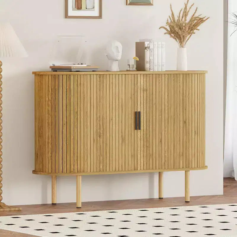 Bahut à portes coulissantes cannelées de 120 cm, Meuble de rangement moderne en bois avec étagères réglables, pour salon, cuisine, salle à manger
