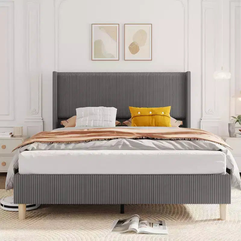 Cadre de lit rembourré grand format, plateforme en velours côtelé avec tête de lit capitonnée à oreilles à canaux verticaux, lattes en bois, sans sommier, gris