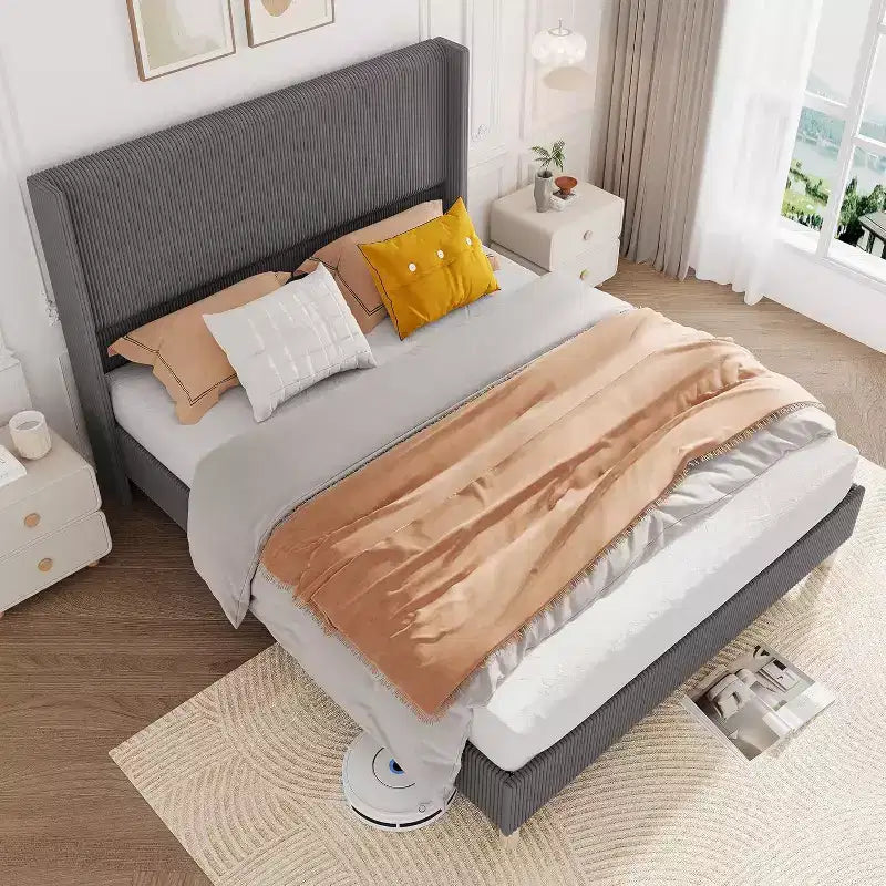 Cadre de lit rembourré grand format, plateforme en velours côtelé avec tête de lit capitonnée à oreilles à canaux verticaux, lattes en bois, sans sommier, gris